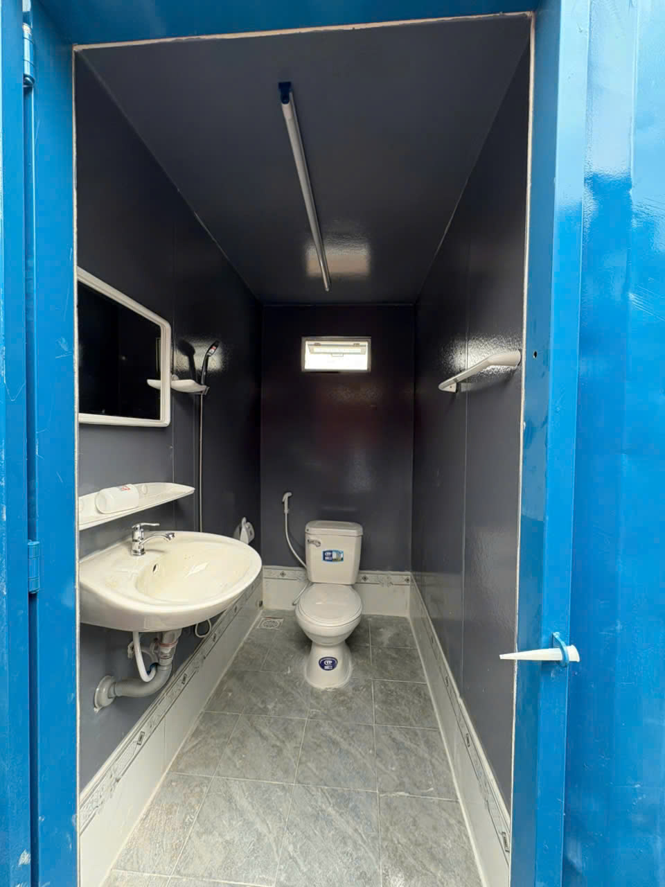 Trang bị đầy đủ bên trong container toilet 10 feet